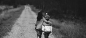 Nens fent-se una abraçada